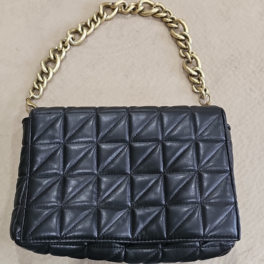 Elegant Black Quilted Handbag with Gold Chain